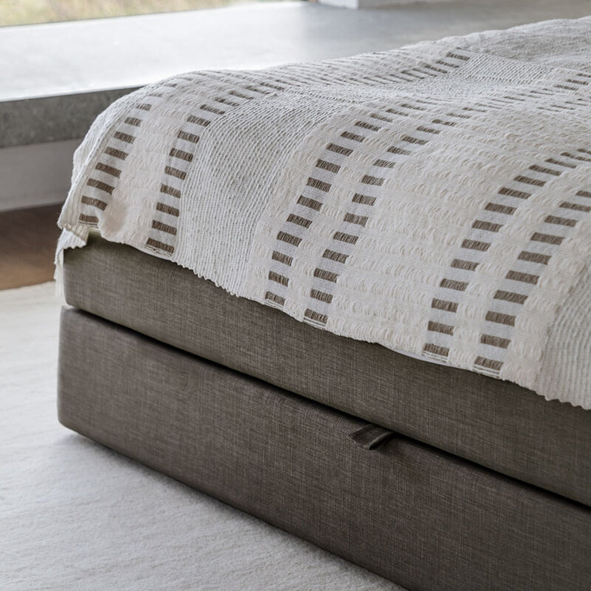 Nilah King Size Bed - Smoke